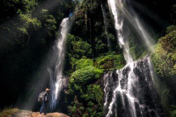 Paesaggio tropicale di Munduk a Bali con colline verdi e vegetazione rigogliosa