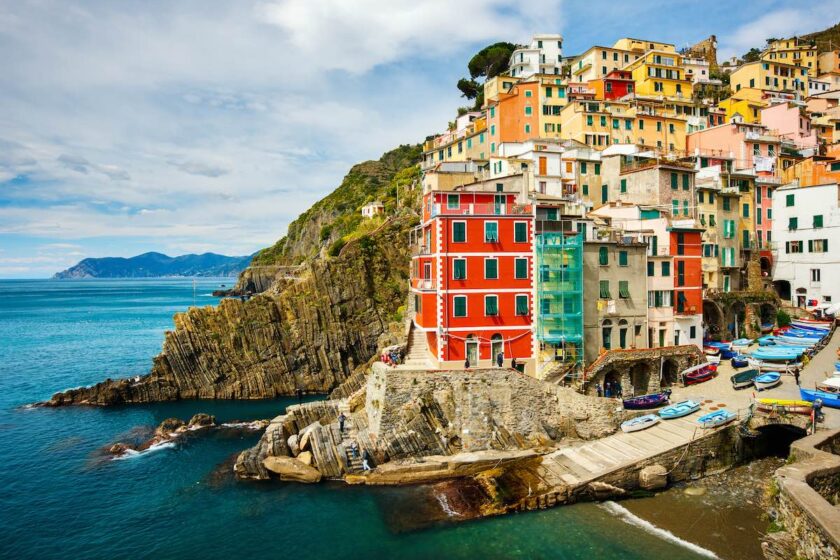 Veduta panoramica di Riomaggiore con case colorate affacciate sul mare