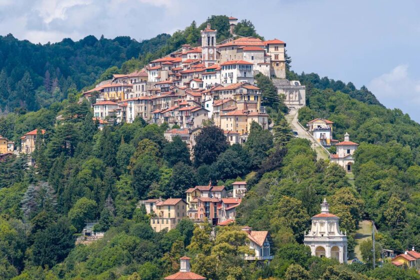 Veduta aerea del Sacro Monte di Varese con cappelle e chiese tra i boschi della Lombardia