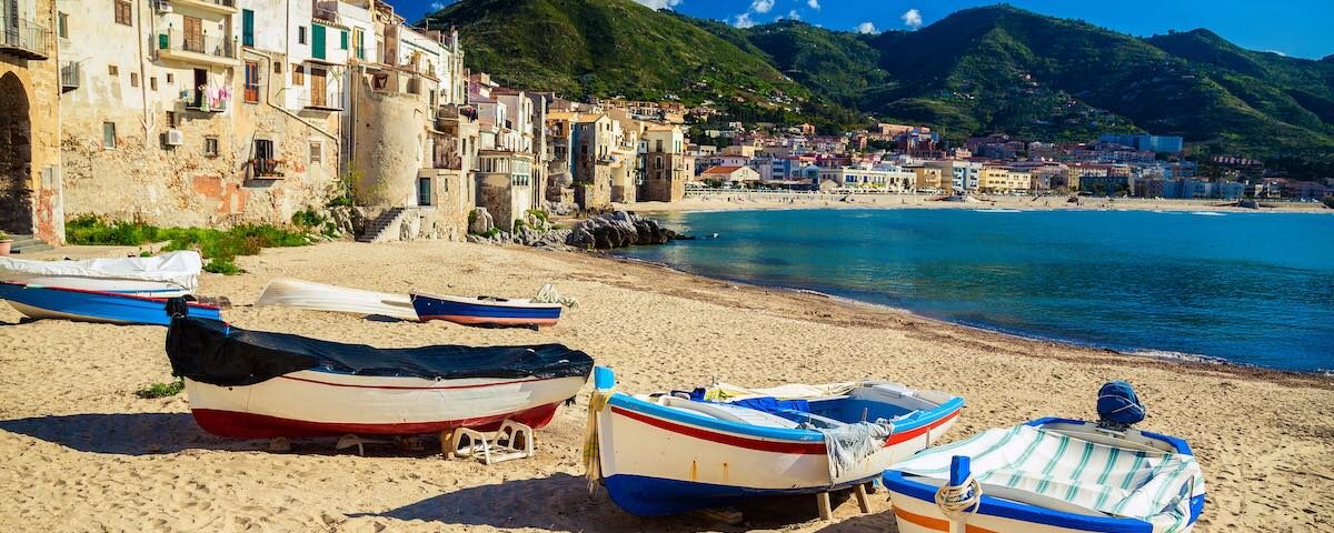 Veduta di Cefalù sulla costa settentrionale della Sicilia con mare, borgo e promontorio