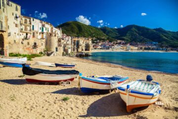 Veduta di Cefalù sulla costa settentrionale della Sicilia con mare, borgo e promontorio