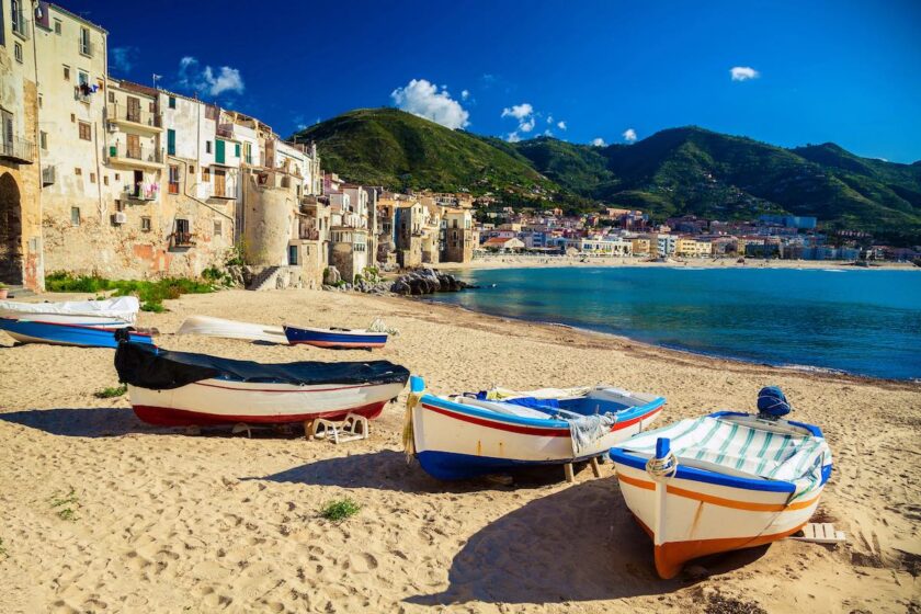 Veduta di Cefalù sulla costa settentrionale della Sicilia con mare, borgo e promontorio