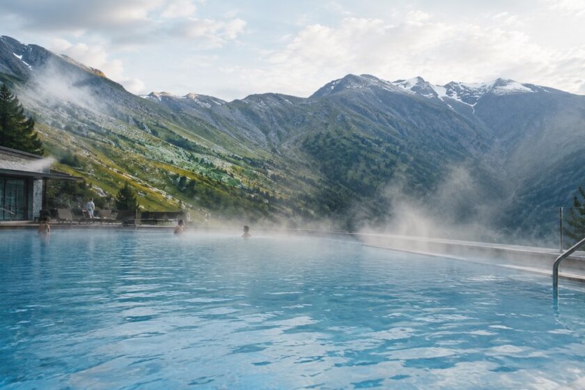 Vasca termale panoramica in Lombardia con acqua calda e montagne sullo sfondo