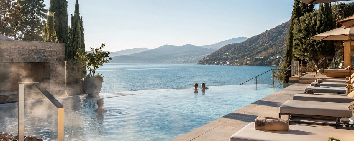 Piscina termale panoramica sul lago di Garda in Lombardia