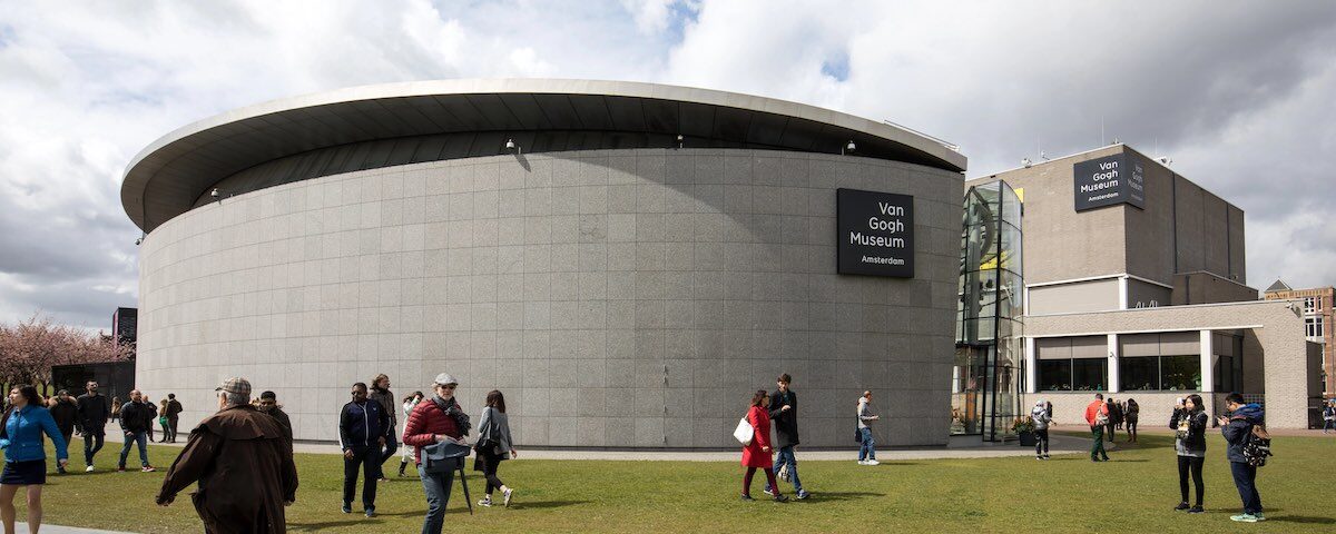 Esterno del Van Gogh Museum ad Amsterdam con architettura moderna e visitatori