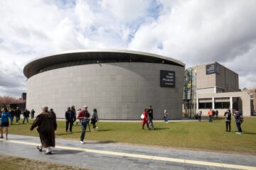 Esterno del Van Gogh Museum ad Amsterdam con architettura moderna e visitatori