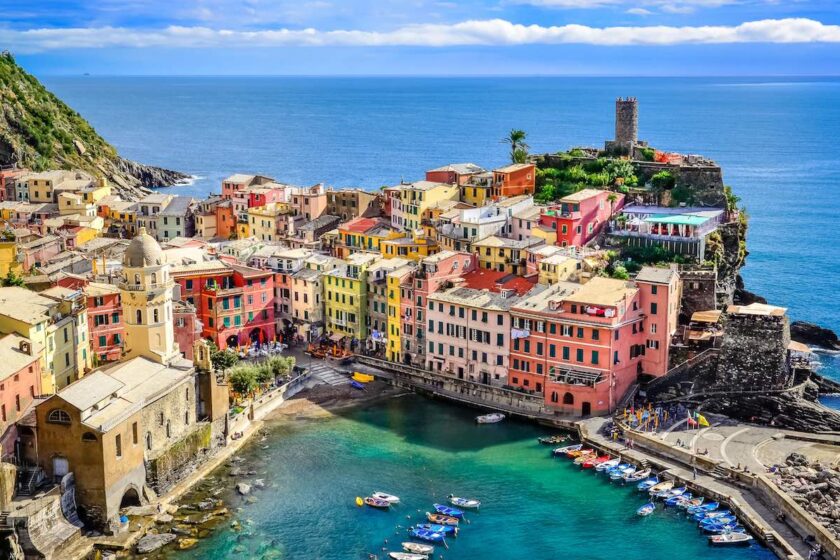 Veduta panoramica del porto di Vernazza con case colorate e mare