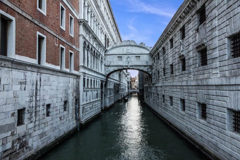 Calle e piccolo canale nel centro storico di Venezia