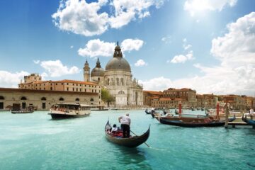 Canal Grande e Ponte di Rialto durante un itinerario a Venezia