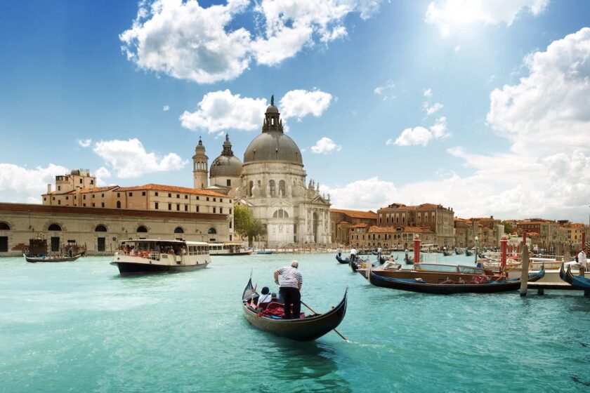 Canal Grande e Ponte di Rialto durante un itinerario a Venezia